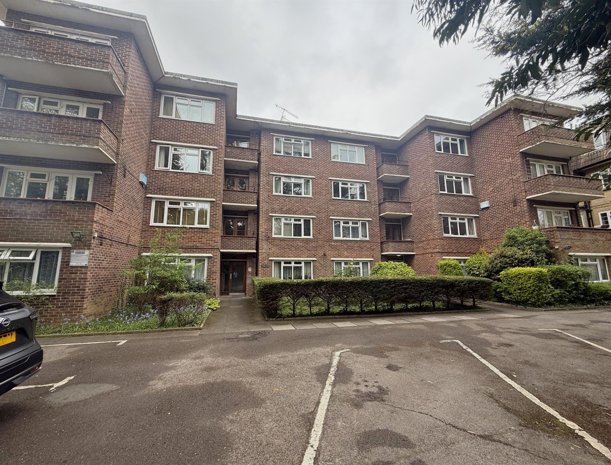 PearsonsAuction's tweet image. #Forsale by public #auction on Wednesday the 20th May 2026

This one-bedroom #flat is ideally positioned on the first floor of a purpose-built block in Bannister Park, #Southampton.  

Guide Price £70,000

Info- pearsons.com/auctions/hulse…

Call @FieldPalmer  Shirley 023 8078 0787
