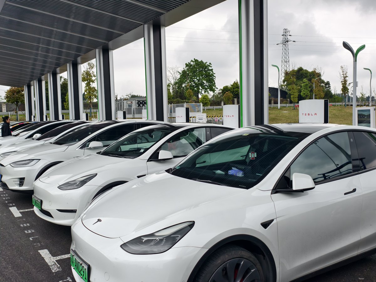 ChinaDaily's tweet image. China's total number of #EV charging facilities reached 21.48 million by the end of March 2026, a year-on-year increase of 46.9 percent, official data showed. #energy bit.ly/4sVVV04