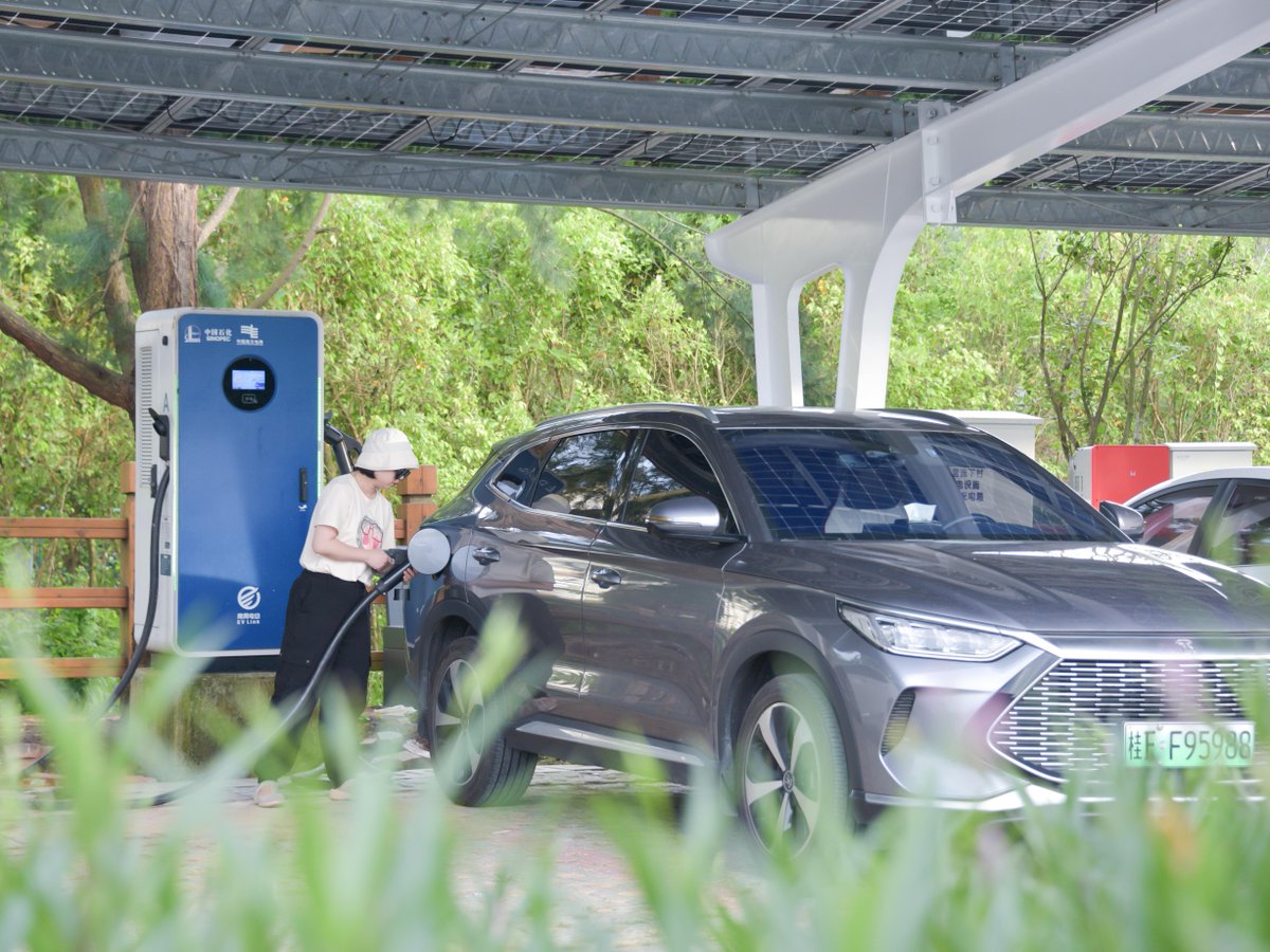 ChinaDaily's tweet image. China's total number of #EV charging facilities reached 21.48 million by the end of March 2026, a year-on-year increase of 46.9 percent, official data showed. #energy bit.ly/4sVVV04