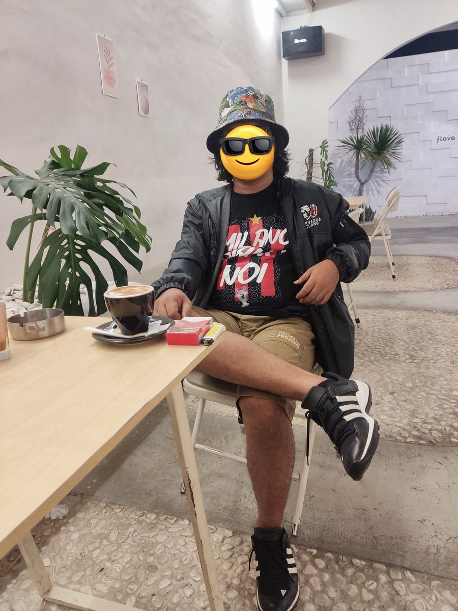 Bukan sebuah klarifikasi, tapi karena dimention, sekalian untuk menjawab beberapa pertanyaan, baik di reply maupun di DM tentang akun lama tempat saya jadi admin.

Benar, selama kurang lebih 14 tahun akun <a href="/Info4_Milanisti/">Berita Milan</a> saya yang pegang dan jalankan.

Benar, hampir seluruh isi
