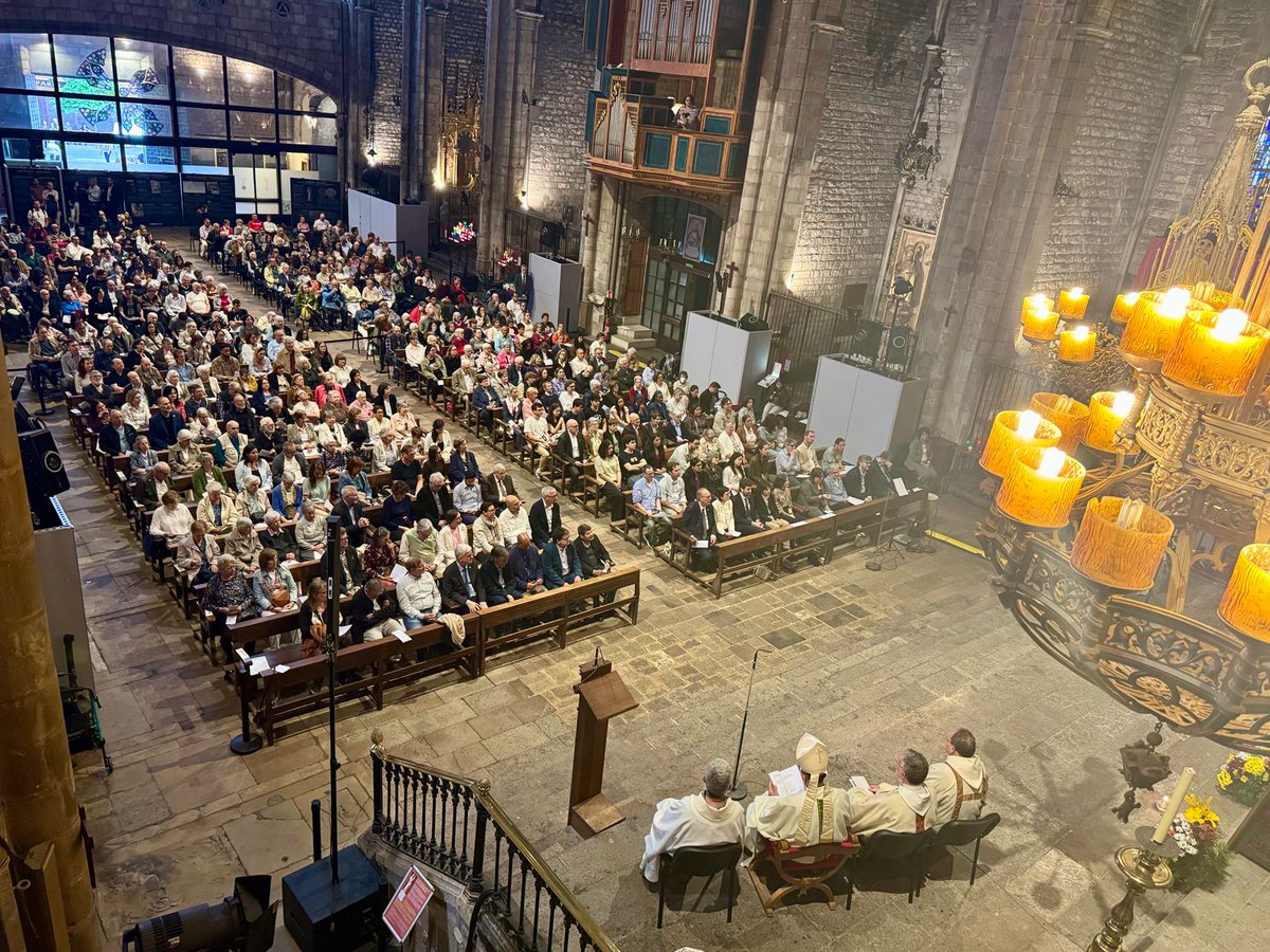 santegidio_ES's tweet photo. Liturgia de acción de gracias  por el 58° aniversario de la comunidad de @santegidionews en la Basílica de Santa Maria del Pi presidida por el cardenal Juan José Omella y con la participación de todo el pueblo de Sant'Egidio. https://t.co/SDGHt2q2DO