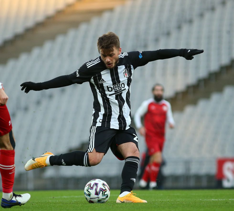 Beyaz Forma Siyah Şort tweet media