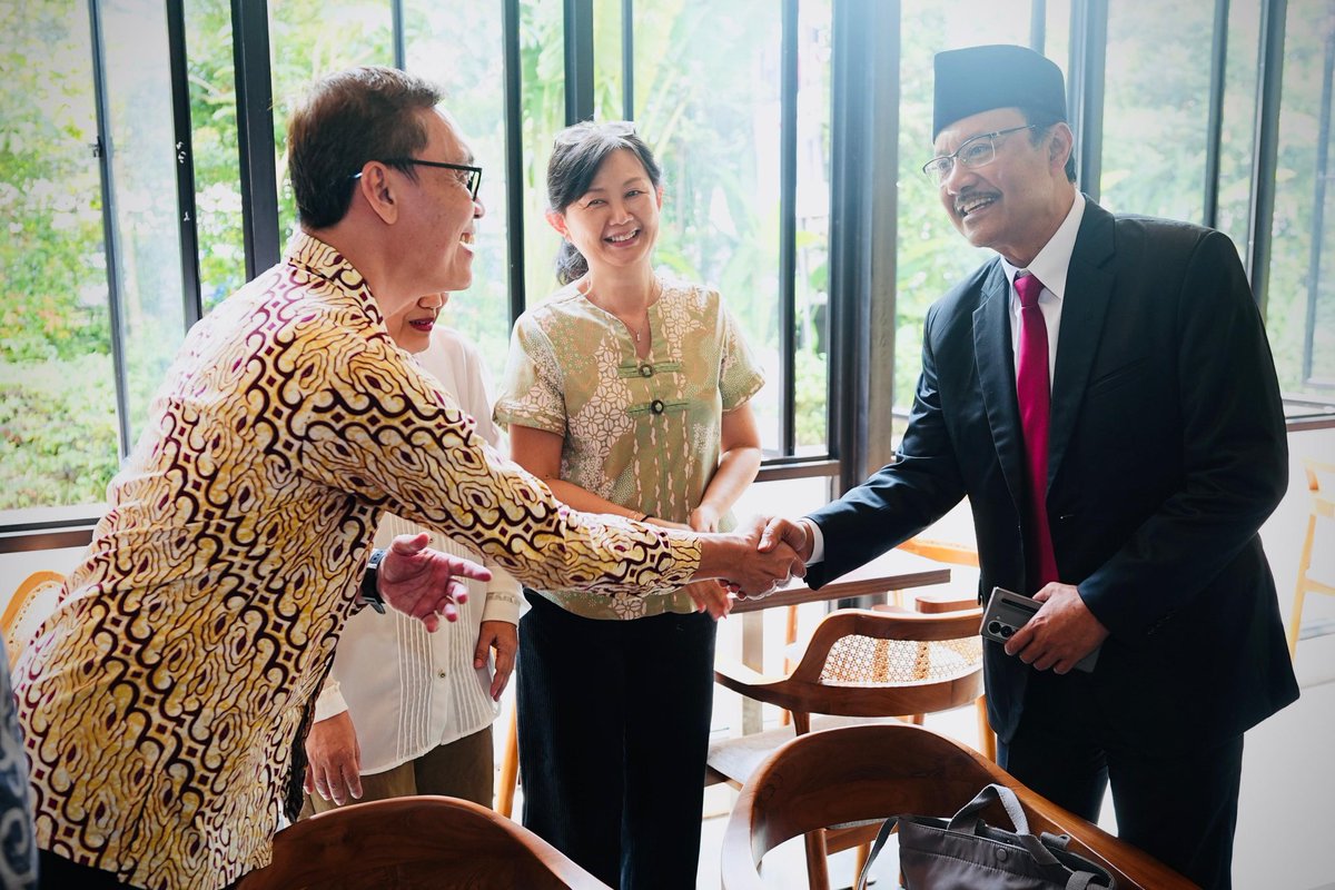 KemensosRI's tweet photo. Menteri Sosial Saifullah Yusuf atau Gus Ipul menyampaikan dukungan penuh bagi kemandirian penyandang disabilitas anak dan orang tua mereka melalui bansos dan program pemberdayaan.

#KitaMulaiCaraBaru https://t.co/tNFmSswlVD