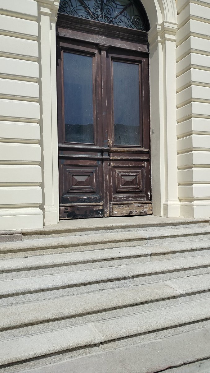 KgNikola's tweet photo. Mesecima ste sređivali fasadu i stepenište suda. Vrata ste odlučili da ostanu autentična, a stepenište krivo. Pa majku vam jebem nesposobnu i lopovsku. Kragujevac je bre grad, a ne selendra na koje ste navikli! https://t.co/4Aoc9Q4a4n