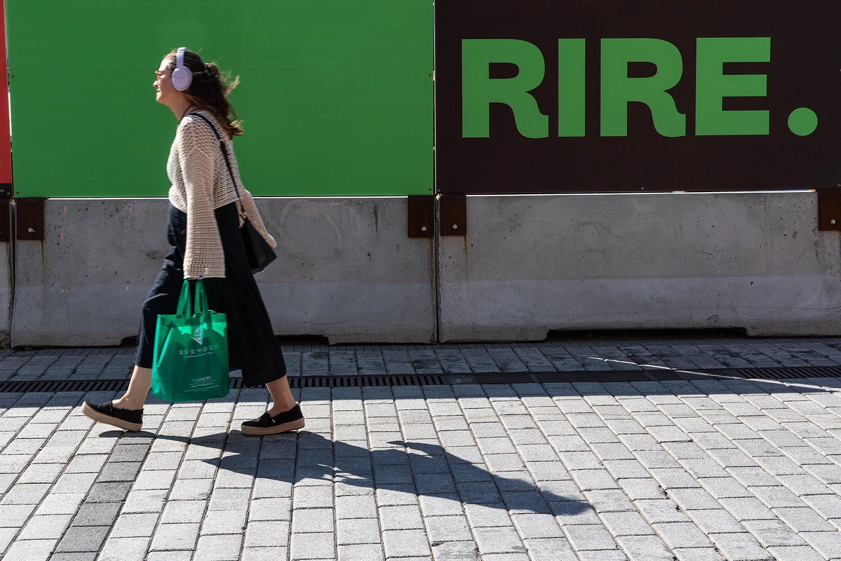 LouiseVerdone's tweet image. #Montreal #streetphotos to see on my photo carousel louiseverdonephotos.ca📷😊
 
Rire - laugh

Scènes de #Montréal à voir sur mon carrousel ☮️🇨🇦
 
#streetphotography #urbanphotography #Photography #colorstreetphotography #colorphotography #everybodystreet