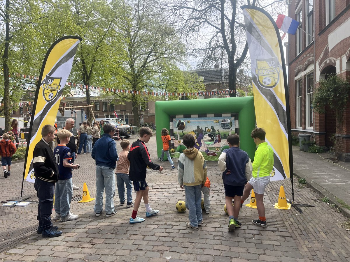 svzwollevoetbal's tweet photo. SV Zwolle is vanmiddag te vinden op het Assendorperplein. Je kan doelschieten en krijgt een mooie sleutelhanger van de club. #wittebroekgeletrui #koningsdag https://t.co/2boOcsGaeK