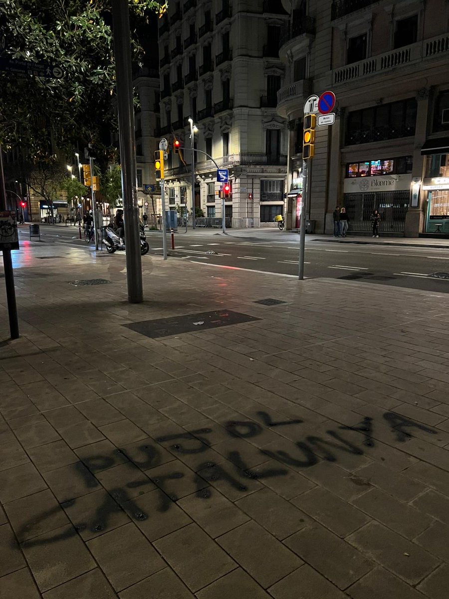 agusti_aleix's tweet photo. El 22/05, pels fets del Palau la policia franquista el va detenir i el va torturar a la comissaria de Via Laietana.

Un consell de guerra el va condemnar a 7 anys de presó.

En la seva estada a la presó apareixen pintades de suport. I ahir van tornar a aparèixer: PUJOL CATALUNYA. https://t.co/RHrzJKukJZ
