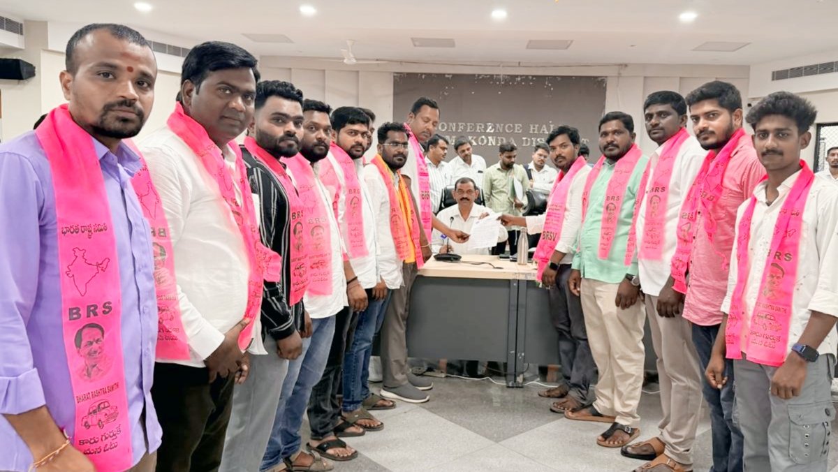 TrsvByrapaka's tweet photo. ఫీజు రీయింబర్స్మెంట్ విడుదల చేయాలని డిమాండ్ చేస్తూ...
"BRSV ఫీజు పోరుబాట"
 కార్యక్రమం లో భాగంగా*
ఈరోజు @Hanumakondacollector గారి కార్యాలయంలో ప్రజావాణి లో  
అడిషనల్ కలెక్టర్   గారికి వినతిపత్రం అందజేసిన BRSV బృందం
@BRSparty @KCRBRSPresident @KTRBRS @balkasumantrs https://t.co/s1P8q7PFjx