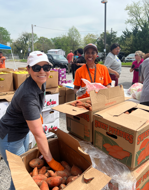 OrrstownBank's tweet image. On April 16, Orrstown Bank employees volunteered with Harbel Community Organization, delivering food to Baltimore families despite 90+° heat. 💚 #Community #Volunteering