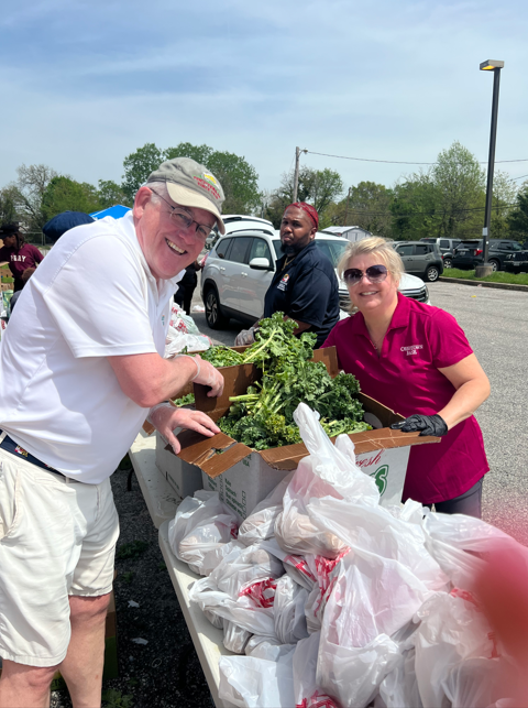 OrrstownBank's tweet image. On April 16, Orrstown Bank employees volunteered with Harbel Community Organization, delivering food to Baltimore families despite 90+° heat. 💚 #Community #Volunteering