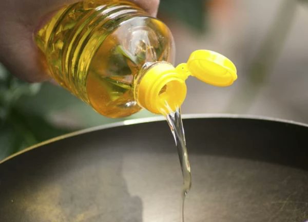 DedayoRoots's tweet photo. Refined vegetable oil is extracted using hexane, a petroleum-derived solvent.
 
Residual hexane remains in the final product. The refining process also destroys naturally occurring antioxidants and creates trans fat compounds at frying temperatures.
 
Unrefined palm oil. Coconut oil. Groundnut oil cold-pressed.
 
What your grandmother fried with had no hexane.