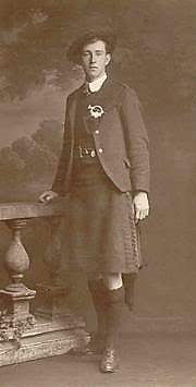 irelandbattles's tweet image. #OnThisDay 1916 The Irish Republic flag flew over the GPO, raised by Eamon Bulfin, an Argentinian born Volunteer (whose father was from Offaly). He was sentenced to death but was commuted because of his nationality. He was deported after some time in Frongoch. 
#Ireland #History