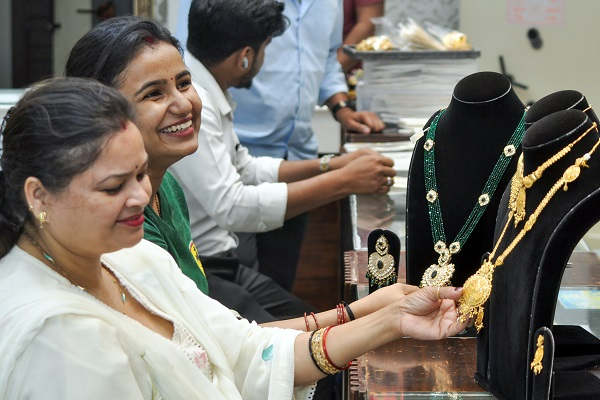 InvGurInd's tweet image. Investment share in India`s gold consumption see huge 42 pc jump in CY25

investmentguruindia.com/newsdetail/inv…

#Gold #Commodity #Investment #Investment #CAGR #ETF #AkhilGoyal @CareEdge_Group  #Investmentguruindia