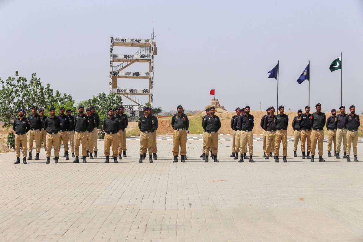 ssusindhpolice's tweet image. The passing-out ceremony of a refresher course comprising 98 personnel of the Security Division was held at SSU Chowkandi Headquarters. 

#SSU | #PassingOut | #RefresherCourse | #SecurityDivision | #ChowkandiHq | #Police | #Karachi