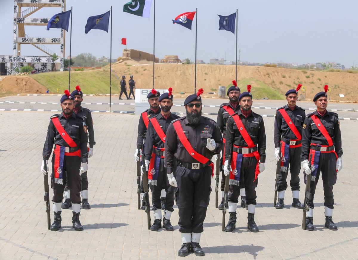 ssusindhpolice's tweet image. The passing-out ceremony of a refresher course comprising 98 personnel of the Security Division was held at SSU Chowkandi Headquarters. 

#SSU | #PassingOut | #RefresherCourse | #SecurityDivision | #ChowkandiHq | #Police | #Karachi