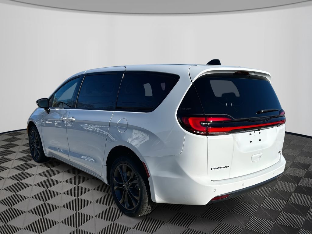 Stateline_CJDR's tweet photo. 2026 Chrysler Pacifica Select FWD - Lease as low as $399/month. Includes luxurious leatherette seating with heated front seats. Don’t miss this offer! 

See our latest special offer: https://t.co/fyogwwK99M

#24autogroup #newenglandgetsmoreat24 https://t.co/0LrQ5lCMCU https://t.co/6jWgIFMv97