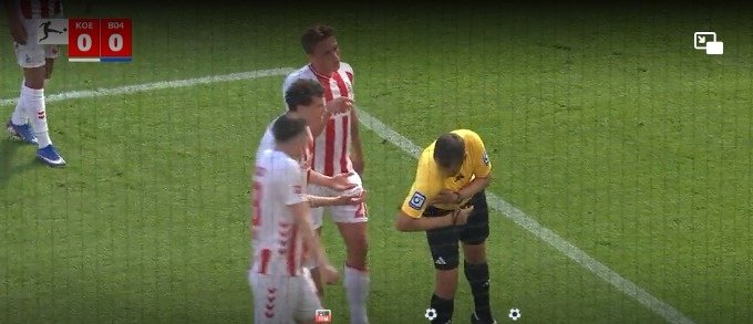 IgSchiri's tweet image. Auch lt. #Sportschau, Elfmeter vertretbar.  "Oberarm geht zum Ball, sieht erst aus wie angeschossen, aber Arm bewegt sich in Schussrichtung, Treffer unter der T-Shirtgrenze und kein VAR. Da hilft kein lanentieren, Elfer muss man nicht geben, kann man aber." #KOEB04