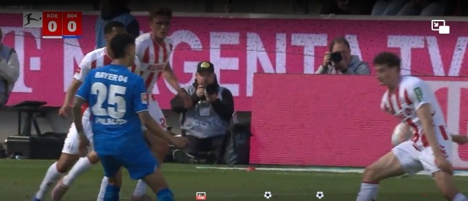 IgSchiri's tweet image. Auch lt. #Sportschau, Elfmeter vertretbar.  "Oberarm geht zum Ball, sieht erst aus wie angeschossen, aber Arm bewegt sich in Schussrichtung, Treffer unter der T-Shirtgrenze und kein VAR. Da hilft kein lanentieren, Elfer muss man nicht geben, kann man aber." #KOEB04