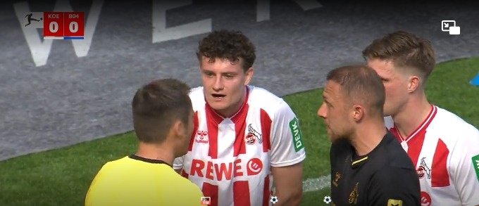 IgSchiri's tweet image. Auch lt. #Sportschau, Elfmeter vertretbar.  "Oberarm geht zum Ball, sieht erst aus wie angeschossen, aber Arm bewegt sich in Schussrichtung, Treffer unter der T-Shirtgrenze und kein VAR. Da hilft kein lanentieren, Elfer muss man nicht geben, kann man aber." #KOEB04