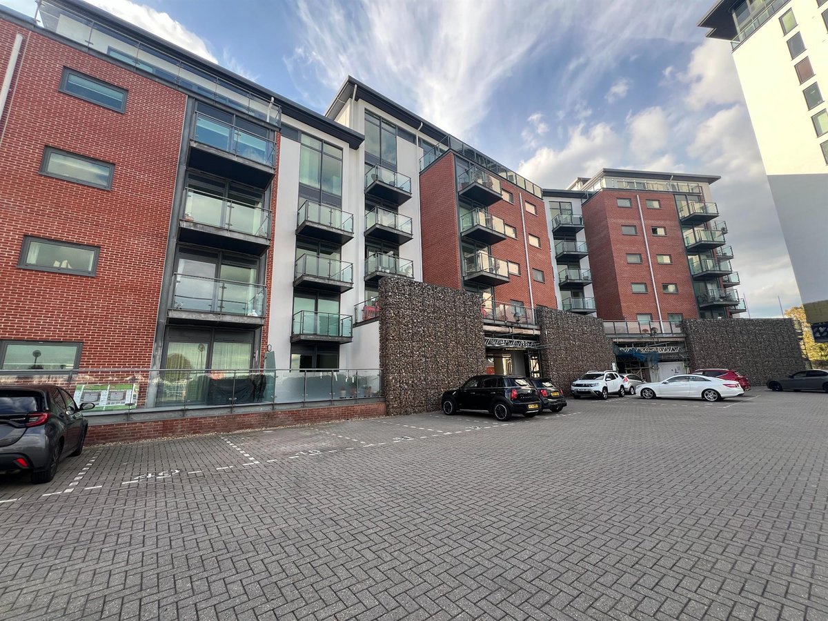 PearsonsAuction's tweet image. #Forsale by public #auction on Wednesday the 20th May 2026

A two bedroom #apartment in #Gosport, the #property 

Guide Price £150,000

Info- pearsons.com/auctions/rope-…

Call Pearsons Auctioneers 023 8047 4274