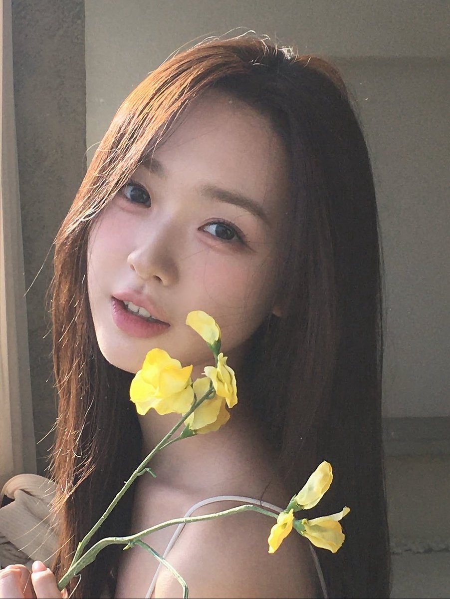 yooyeon’s biological daughter.. heol