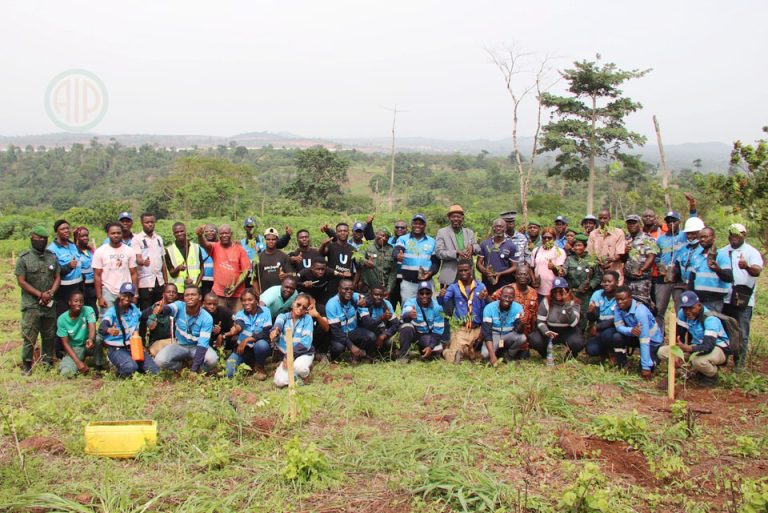 de_la8183's tweet image. Côte d’Ivoire : opération de reboisement de 2,5 hectares lancée à Hiré avec la participation des étudiants, des Eaux et Forêts et du groupe minier Allied Gold. L’initiative vise à restaurer les zones dégradées et à renforcer la durabilité environnementale.
#CIV #Hiré #Reboisement