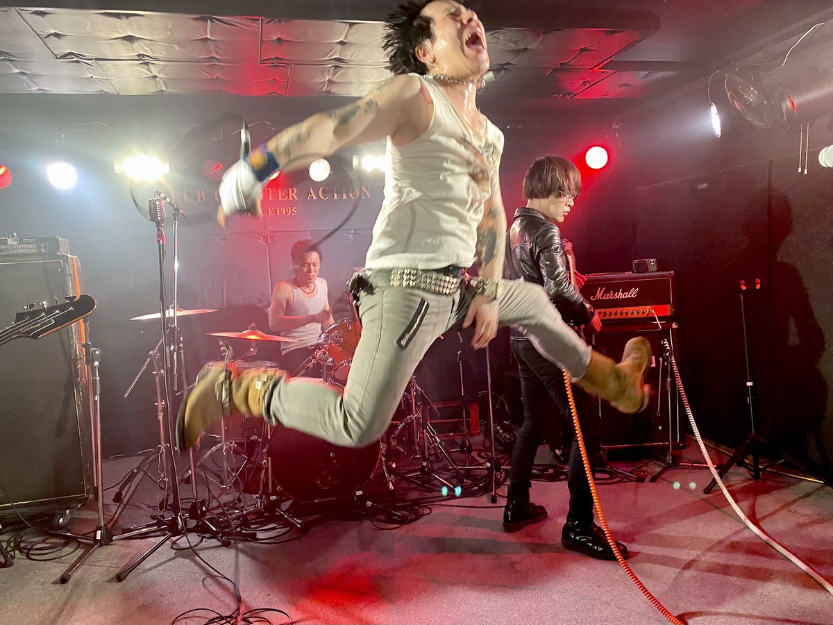 BLAGは、ベースサトシに、ドラムはクニエダくん。4人共革ジャンに身を包み、見た目だけでも大きく変化！！いやスピード感や安定感もね！バンドマン初心者サトシは、エーオのコーナーで、堂々とシューイチを切り返す存在感！シューイチといいコンビになるだろうな。これからますます楽しみだね！