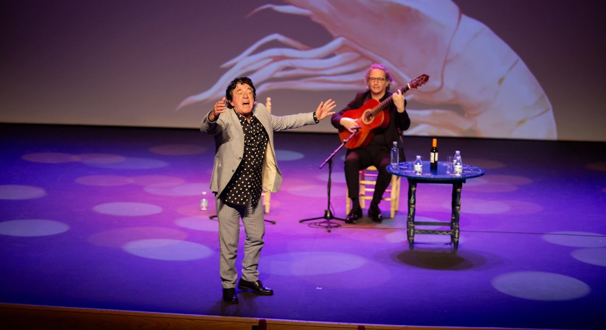 PacoCruzado's tweet photo. GAMBA FEST. Compartir escenario con el Pecas, con su arte y su entrega, es un regalo para cualquier guitarrista. Un placer acompañarlo en la clausura de este 1º Festival Gamba Fest de Huelva. Gracias a la organización por hacernos sentir como en casa. 

📷Jesús García Serrano https://t.co/maKG0LyK6S
