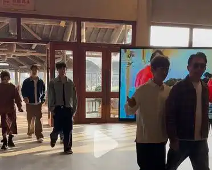 enzo_sander's tweet image. "Just finished the most thrilling剧本杀 night!  Solved a murder mystery with 5 strangers—twists hit HARD, clues had me sweating, and that final reveal Chef’s kiss. Who’s down for a rematch  #MurderMystery #GameNight #Addictive"