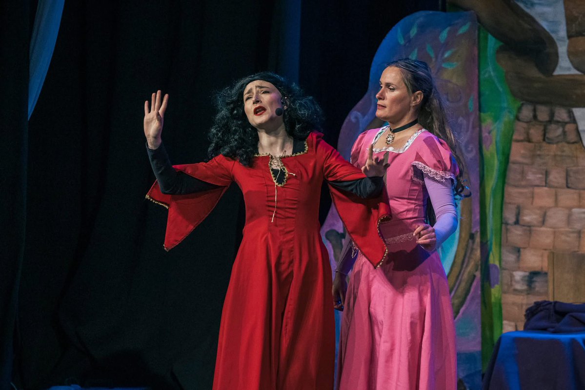 У Великој дворани у суботу, 25. априла, одиграна је представа за децу „Златокоса и бандит” у извођењу Алегрето театра.

Представа је привукла бројну децу и родитеље, који су уживали у динамичној и поучној причи. 

Фото: Иван Веселиновић