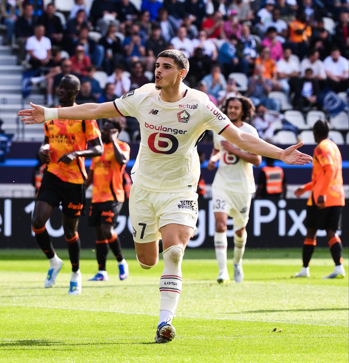 _BeFootball's tweet photo. 𝗖̧𝗔 𝗔 𝗩𝗥𝗔𝗜𝗠𝗘𝗡𝗧 𝗧𝗥𝗢𝗣 𝗗𝗘 𝗙𝗟𝗢𝗪 quand ton entraîneur et tes coéquipiers parlent de toi comme ça 🍿🎙️:

Meunier 🇧🇪 sur Fernandez-Pardo : « Il a une panoplie de qualités incroyables . Il faut qu’il en prenne conscience 𝗣𝗔𝗥𝗖𝗘 𝗤𝗨’𝗜𝗟 𝗡’𝗬 𝗔 𝗣𝗔𝗦 𝗘́𝗡𝗢𝗥𝗠𝗘́𝗠𝗘𝗡𝗧 𝗗𝗘 𝗝𝗢𝗨𝗘𝗨𝗥𝗦 𝗖𝗢𝗠𝗠𝗘 𝗟𝗨𝗜. »

Genesio 🇫🇷 : « Lorsque vous avez un joueur avec un tel potentiel, 𝗩𝗢𝗨𝗦 𝗗𝗘𝗩𝗘𝗭 𝗘̂𝗧𝗥𝗘 𝗘𝗡𝗖𝗢𝗥𝗘 𝗣𝗟𝗨𝗦 𝗘𝗫𝗜𝗚𝗘𝗔𝗡𝗧𝗦 𝗤𝗨’𝗔𝗩𝗘𝗖 𝗖𝗘𝗨𝗫 𝗤𝗨𝗜 𝗢𝗡𝗧 𝗨𝗡 𝗣𝗘𝗨 𝗠𝗢𝗜𝗡𝗦 𝗗𝗘 𝗧𝗔𝗟𝗘𝗡𝗧. »

Les stats de Fernandez-Pardo 🇧🇪🇪🇸(𝟮𝟬𝟬𝟱) en L1 cette saison :

🏟️ 26 matchs 
⚽️ 8 buts
🎯 5 passes décisives 

𝗗𝗘́𝗖𝗜𝗦𝗜𝗙 𝗨𝗡 𝗠𝗔𝗧𝗖𝗛 𝗦𝗨𝗥 𝗗𝗘𝗨𝗫. 💎 

(@lequipe)