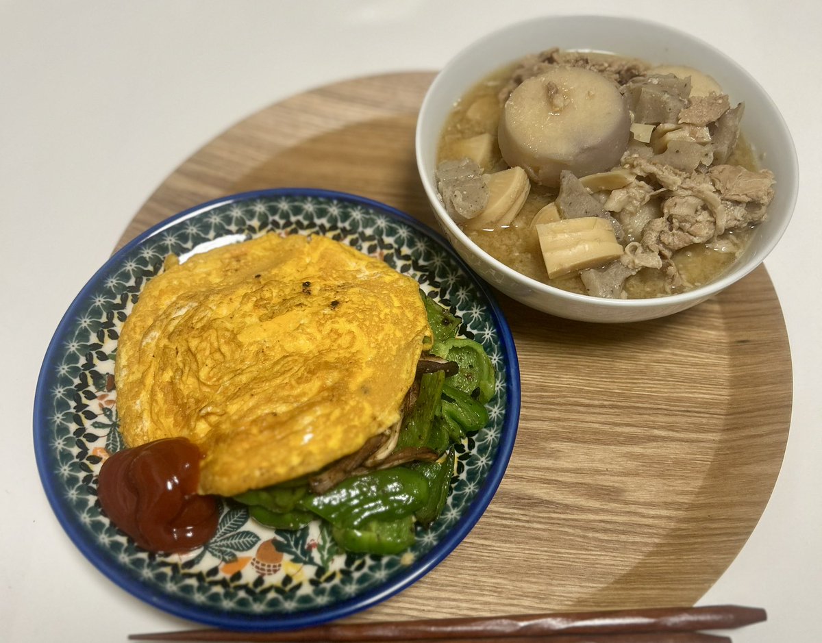 冷蔵庫整理の日
野菜炒めのオムレツ乗せに、筍煮込み