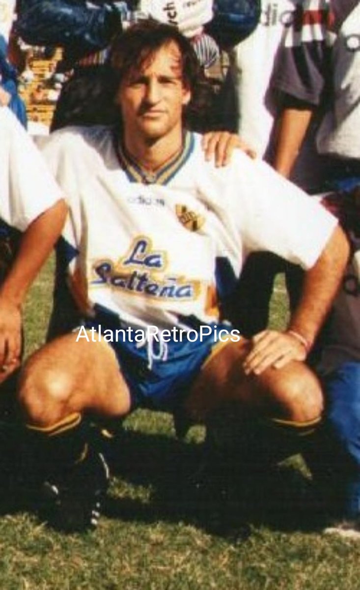 AtlantaRetro2's tweet image. 🎂🥂 Hoy cumple 5⃣5⃣ años Luis Alberto Bonnet.

✅ Surgido de inferiores, jugó en la 1ra. entre 1991 y 1996: 141 partidos, 49 goles.

✅ 2° goleador histórico (49) de #Atlanta en categorías del Ascenso en la era profesional, detrás de @pollo_soriano (62).

✅ Campeón en 1995.