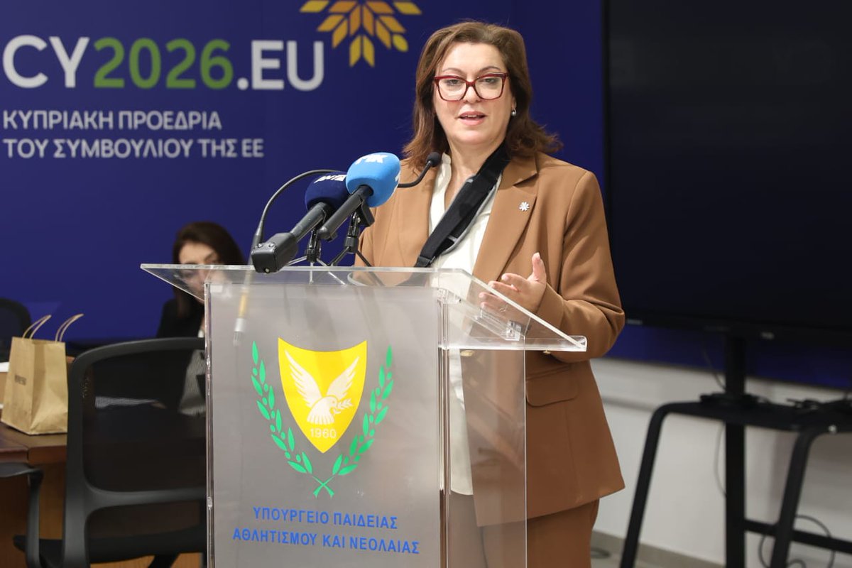 MichaelidouAth's tweet photo. Η Παιδεία οφείλει να παρεμβαίνει και να δίνει απαντήσεις στα μεγάλα κοινωνικά ζητήματα της εποχής μας. Έχει τη δύναμη να αλλάζει την κοινωνία. 
Σήμερα, μέσα από τον διαγωνισμό συγγραφής κειμένου με θέμα «Άνθρωποι που εμπνέουν: Ξεπερνώντας τα έμφυλα στερεότυπα και τις κοινωνικές προσδοκίες», είδαμε αυτή τη δύναμη να παίρνει μορφή μέσα από τα λόγια των παιδιών μας.
Είδαμε μια νέα γενιά που δεν αποδέχεται τα στερεότυπα ως δεδομένα. Μια γενιά που σκέφτεται, αμφισβητεί και διεκδικεί. Που οραματίζεται έναν κόσμο χωρίς διακρίσεις. Και αυτή είναι η μεγαλύτερη επιτυχία αυτού του διαγωνισμού.
Αυτή είναι η κατεύθυνση της μεταρρύθμισης που υλοποιούμε ως Κυπριακή Κυβέρνηση @CYpresidency. Ένα σχολείο που καλλιεργεί συνείδηση, σεβασμό και ισότητα. Ένα σχολείο που διαμορφώνει τις εξελίξεις.
Θερμά συγχαρητήρια σε όλα τα παιδιά που συμμετείχαν και στα παιδιά που διακρίθηκαν, στους εκπαιδευτικούς τους και όσους συνέβαλαν στην πετυχημένη αυτή δράση. Ευχαριστούμε τους διαχρονικούς μας συνεργάτες, το Υπ. Εργασίας και Κοινωνικών Ασφαλίσεων και την Επίτροπο Ισότητας Φύλων.
Συγχαρητήρια στο Παιδαγωγικό Ινστιτούτο Κύπρου για τον συντονισμό.