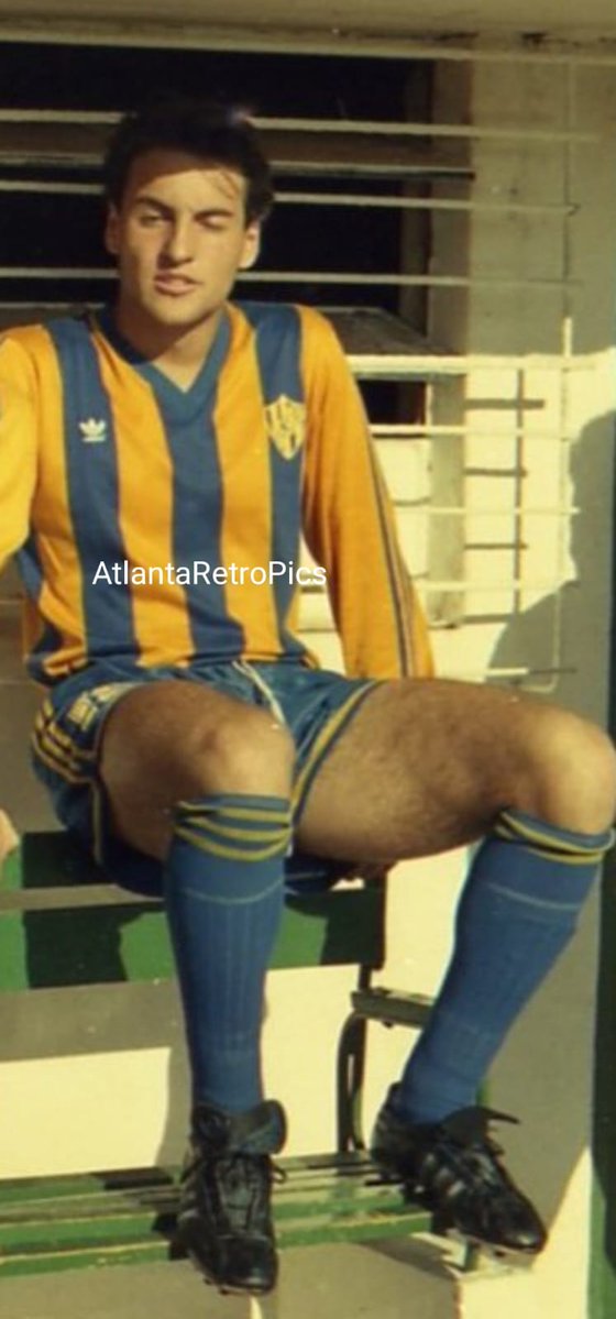AtlantaRetro2's tweet image. 🎂🥂 Hoy cumple 5⃣5⃣ años Luis Alberto Bonnet.

✅ Surgido de inferiores, jugó en la 1ra. entre 1991 y 1996: 141 partidos, 49 goles.

✅ 2° goleador histórico (49) de #Atlanta en categorías del Ascenso en la era profesional, detrás de @pollo_soriano (62).

✅ Campeón en 1995.