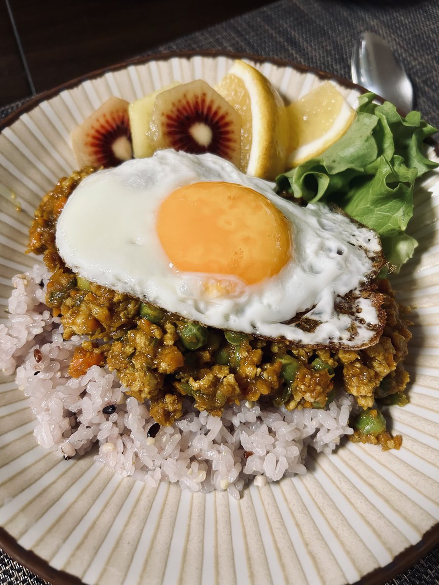 yokochin153604's tweet image. Good evening friends.

I was very busy and got home late so I made a quick dinner tonight.

Today’s dinner
“Keema curry topped with fried egg”

I often make this when I’m busy.
It’s easy to make, delicious, and healthy because it’s packed with veggies!

#japanesefood
#Homecooking