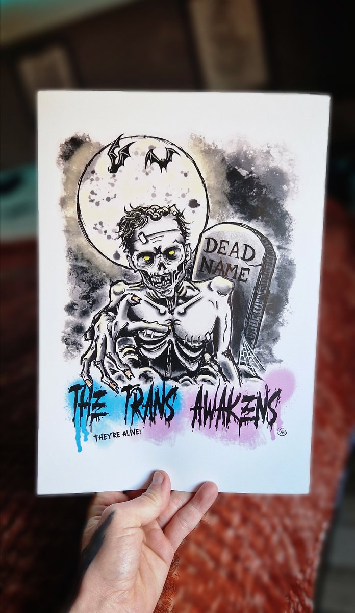 _chaamann_'s tweet photo. Je suis un artiste queer, et je viens de sortir des prints de mes 1ères illustrations au digital! 
Un de Pennywise, un de Chucky, et mon fameux zombie trans! 🧟‍♂️🏳️‍⚧️
Ils sont dispo sur mon etsy! 😌

https://t.co/6LftUtchif https://t.co/hMDHPgoDGf