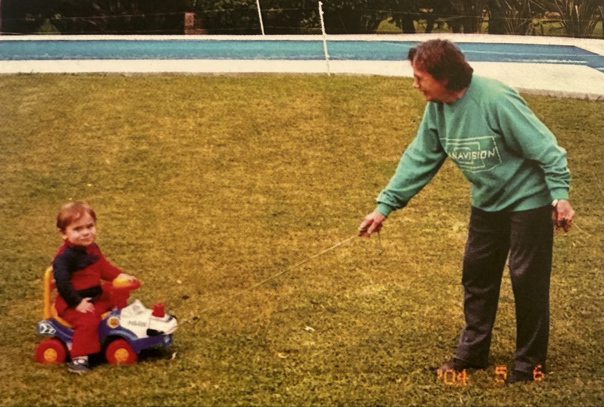 Hoy guardando el libro de Franco me encontré con la foto con su abuelita en la contratapa 🥹🥹