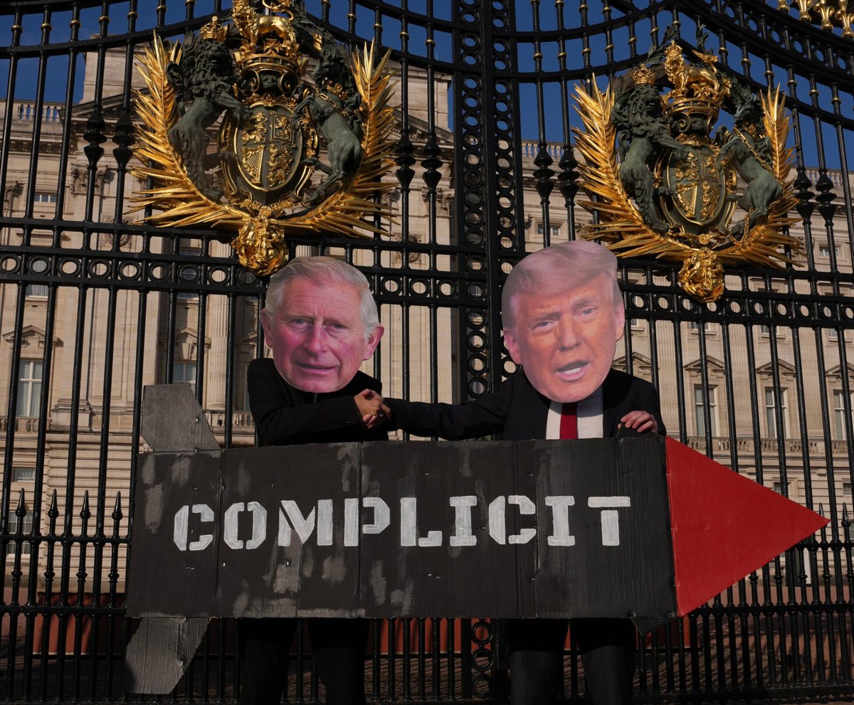France24_en's tweet image. Protesters mock #Trump and King #Charles outside Buckingham Palace over UK–US ties.

Activists from the #StopTrumpCoalition, dressed as President Donald Trump and Britain's King Charles III, and carrying a prop missile, demonstrated outside Buckingham Palace on Monday, demanding