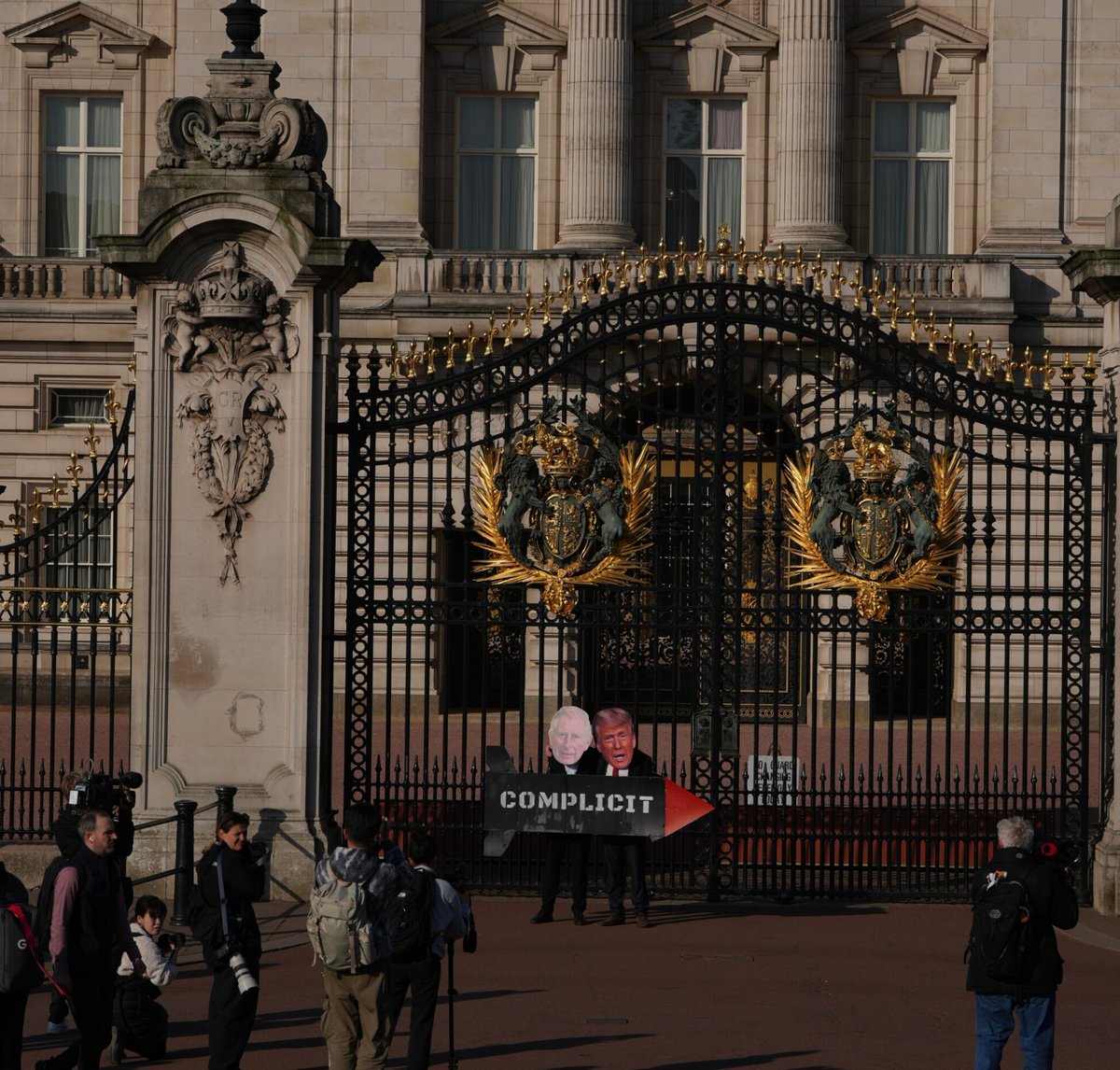 France24_en's tweet image. Protesters mock #Trump and King #Charles outside Buckingham Palace over UK–US ties.

Activists from the #StopTrumpCoalition, dressed as President Donald Trump and Britain's King Charles III, and carrying a prop missile, demonstrated outside Buckingham Palace on Monday, demanding