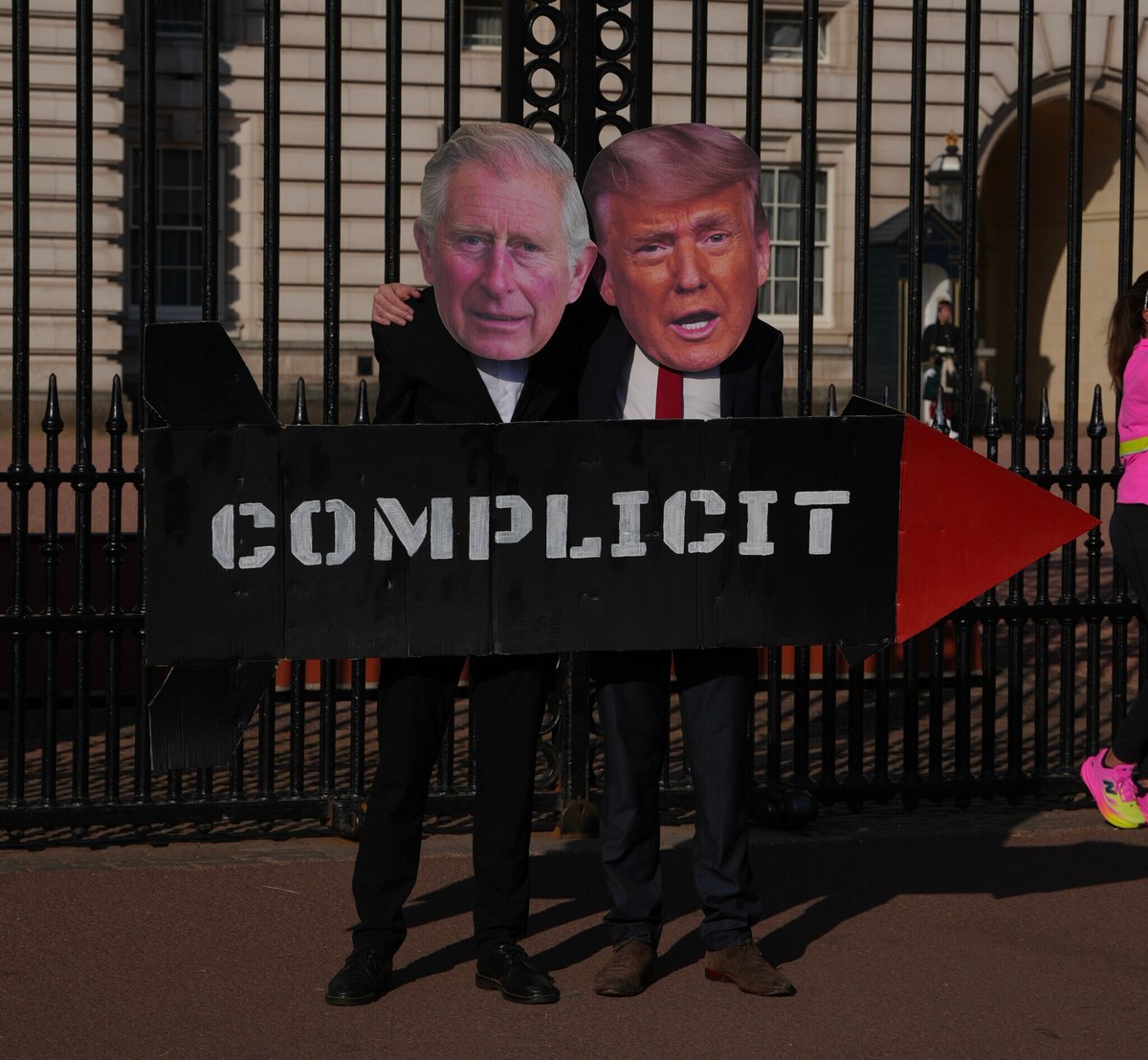 France24_en's tweet image. Protesters mock #Trump and King #Charles outside Buckingham Palace over UK–US ties.

Activists from the #StopTrumpCoalition, dressed as President Donald Trump and Britain's King Charles III, and carrying a prop missile, demonstrated outside Buckingham Palace on Monday, demanding