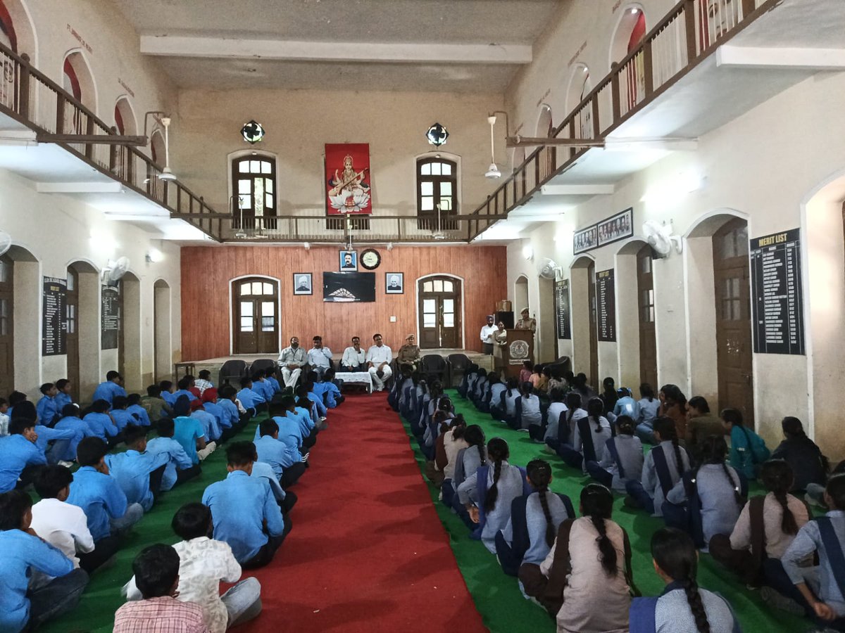 KhannaPolice's tweet photo. #PPMM Police Team of Khanna Police conducted an awareness seminar in Different schools. where children were made aware about the protection of women from domestic violence, sexual harassment of women and child abuse. They were also told about Cyber Crime 1930 & Police helpline number 112.
ਖੰਨਾ ਪੁਲਿਸ ਦੀ #PPMM ਪੁਲਿਸ ਟੀਮ ਨੇ ਵੱਖ-ਵੱਖ ਸਕੂਲਾਂ ਵਿੱਚ ਜਾਗਰੂਕਤਾ ਸੈਮੀਨਾਰ ਕਰਵਾਇਆ। ਜਿੱਥੇ ਬੱਚਿਆਂ ਨੂੰ ਘਰੇਲੂ ਹਿੰਸਾ, ਔਰਤਾਂ ਦੇ ਜਿਨਸੀ ਸ਼ੋਸ਼ਣ ਅਤੇ ਬਾਲ ਸ਼ੋਸ਼ਣ ਤੋਂ ਔਰਤਾਂ ਦੀ ਸੁਰੱਖਿਆ ਬਾਰੇ ਜਾਗਰੂਕ ਕੀਤਾ ਗਿਆ। ਉਨ੍ਹਾਂ ਨੂੰ ਸਾਈਬਰ ਕਰਾਈਮ 1930 ਅਤੇ ਪੁਲਿਸ ਹੈਲਪਲਾਈਨ ਨੰਬਰ 112 ਬਾਰੇ ਵੀ ਦੱਸਿਆ ਗਿਆ।
#SaanjhShakti
#PPMM