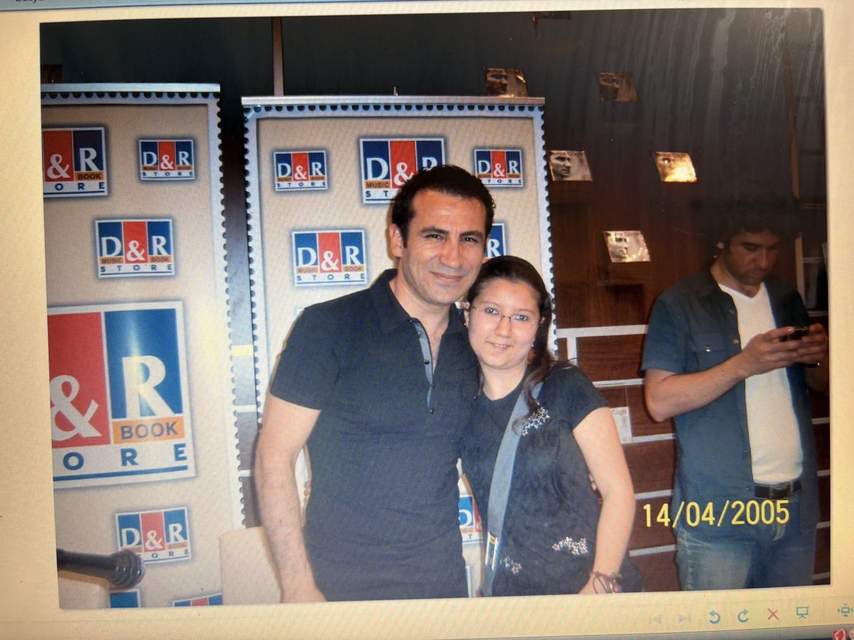 cansu26esk's tweet image. @ferhatgocer fotoğraftaki yıl yanlış sanırım hatırladığım 2007 senesi #eskişehir konser öncesi imza günü vardı cd albümlerim hala imzalı duruyor saklıyorum konserde galiba Anadolu üniveristesindeydi 50 tl giriş ücreti vardı biri benim yerime vermişti diye hatırlıyorum #tbt