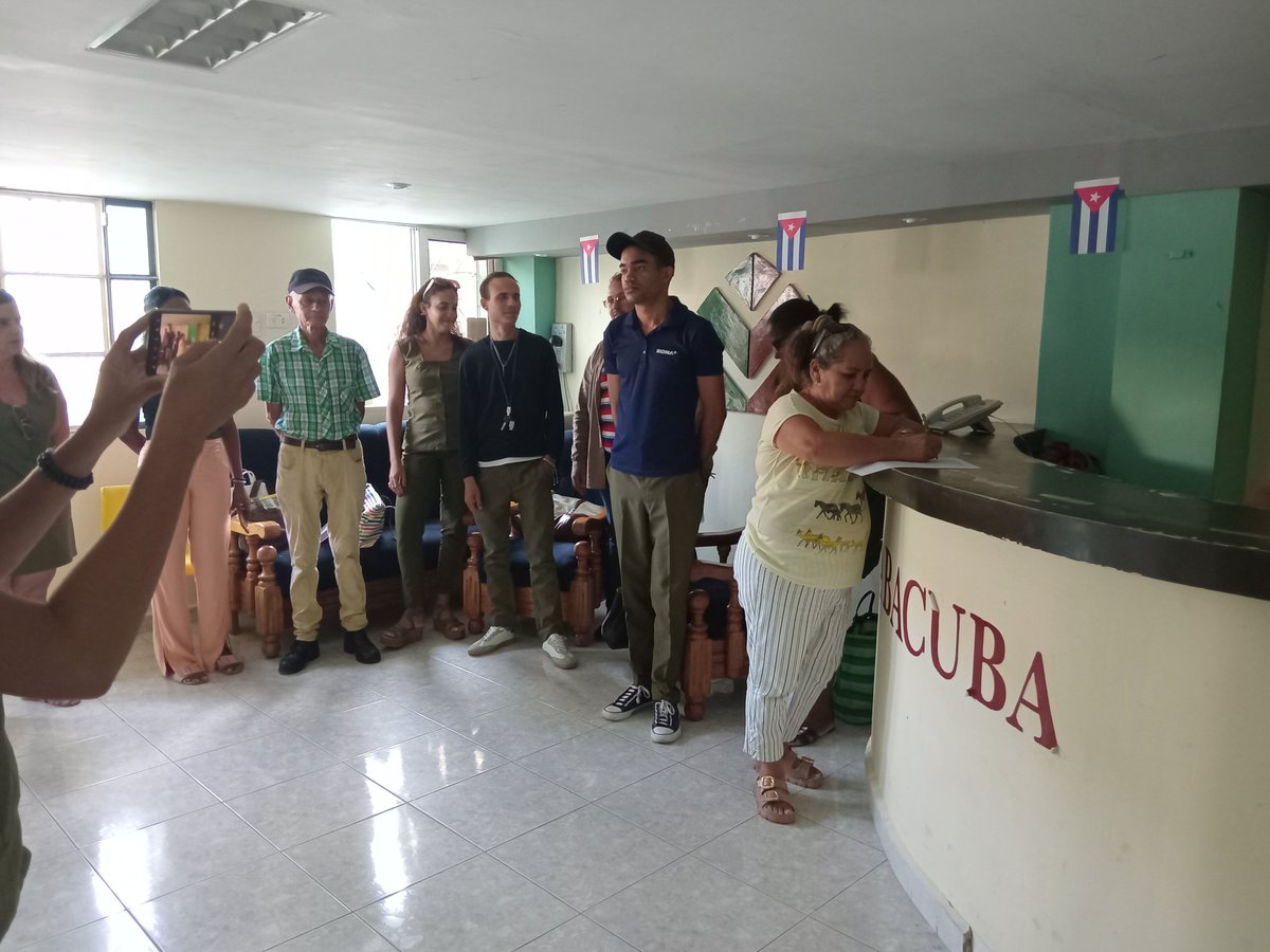 SalgadoIle59238's tweet photo. Los trabajadores de la oficina empresa de Tabaco Santiago en acto político en mi firma por la patria y los compromisos para participar en el 1ro de Mayo. #LaPatriaseDefiende, #SantiagoDeCuba, #SiporCuba https://t.co/Wz6GGdccd2