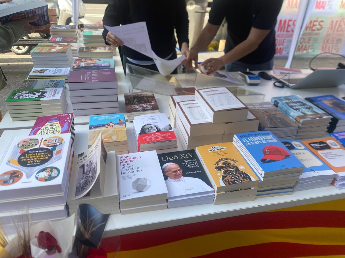 Jpachecoga's tweet image. Dijous passat vam viure un Sant Jordi diferent fent xarxa i teixint noves complicitats amb @francesccanosa i els amics de @periodistes_cat. 

Seguim! 🌹✍️

#SantJordi2026 #Periodisme #Networking