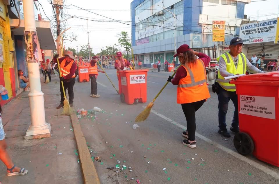 YolandaOsunaH's tweet photo. El operativo especial de limpieza, implementado con motivo del desfile de carros alegóricos, permitió recolectar cerca de 38 toneladas de residuos diversos, gracias al trabajo coordinado de 160 personas y al despliegue de 6 unidades recolectoras y 9 camionetas.

Mi reconocimiento a las brigadas de limpia, cuya labor comprometida y eficiente hace posible que nuestros espacios públicos se mantengan en condiciones dignas para todas y todos.