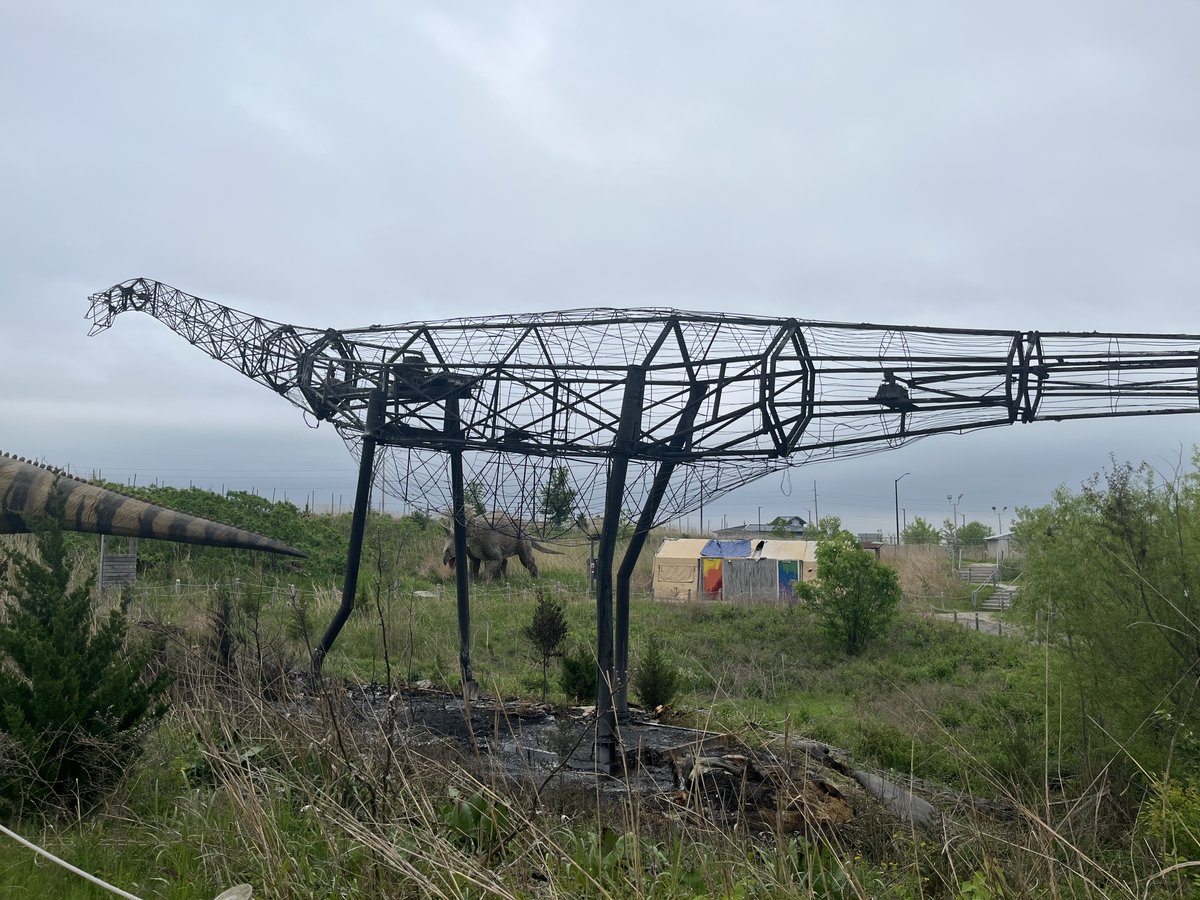 "The first dinosaur fire in almost 63 million years."

The staff at Field Station: Dinosaurs is thanking first responders after their 93-foot animatronic sauroposeidon fell victim to nature once again: it was struck by lightning Saturday night.

Story | kwch.com/2026/04/26/der…