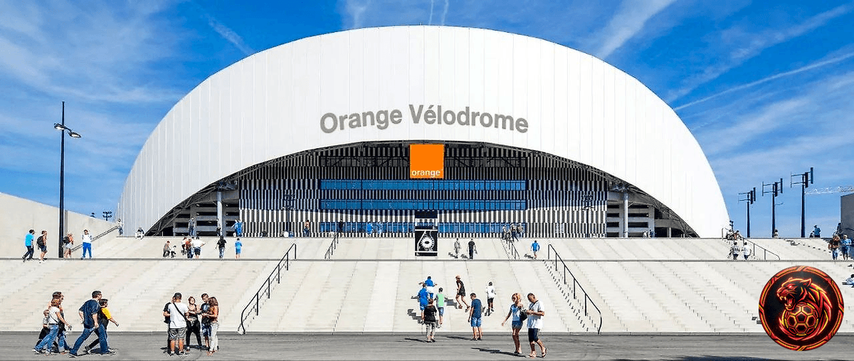 FootballGoalFC's tweet image. 🚨 𝗕𝗥𝗘𝗔𝗞𝗜𝗡𝗚  

The naming rights discussions haven’t been enough! The L'Orange Vélodrome contract is set to expire in June.  

What’s next for Marseille’s iconic stadium? 🏟️💔  

#Marseille #FootballNews #Stadium