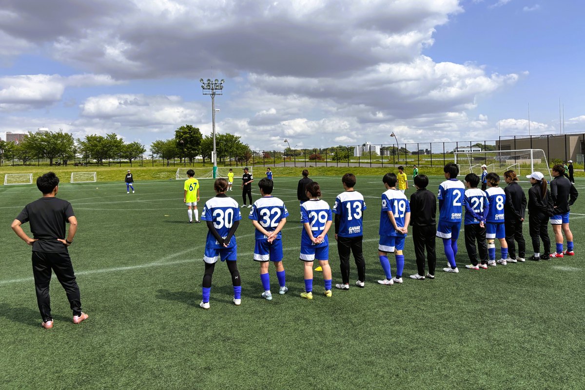 isoda86's tweet photo. 昨日の男子の練習後には、WINGSがTRAUMジュニアユースと練習試合。試合前には“ラインを越える”をテーマに、風間監督による指導が行われました。
「最初のパスから相手を攻めにいくことができる。最短最速でゴールを攻めていく。失敗しても構わない。連続で連続で。取れなかったとしてもやり続ける」 https://t.co/1a6jjiLzi6