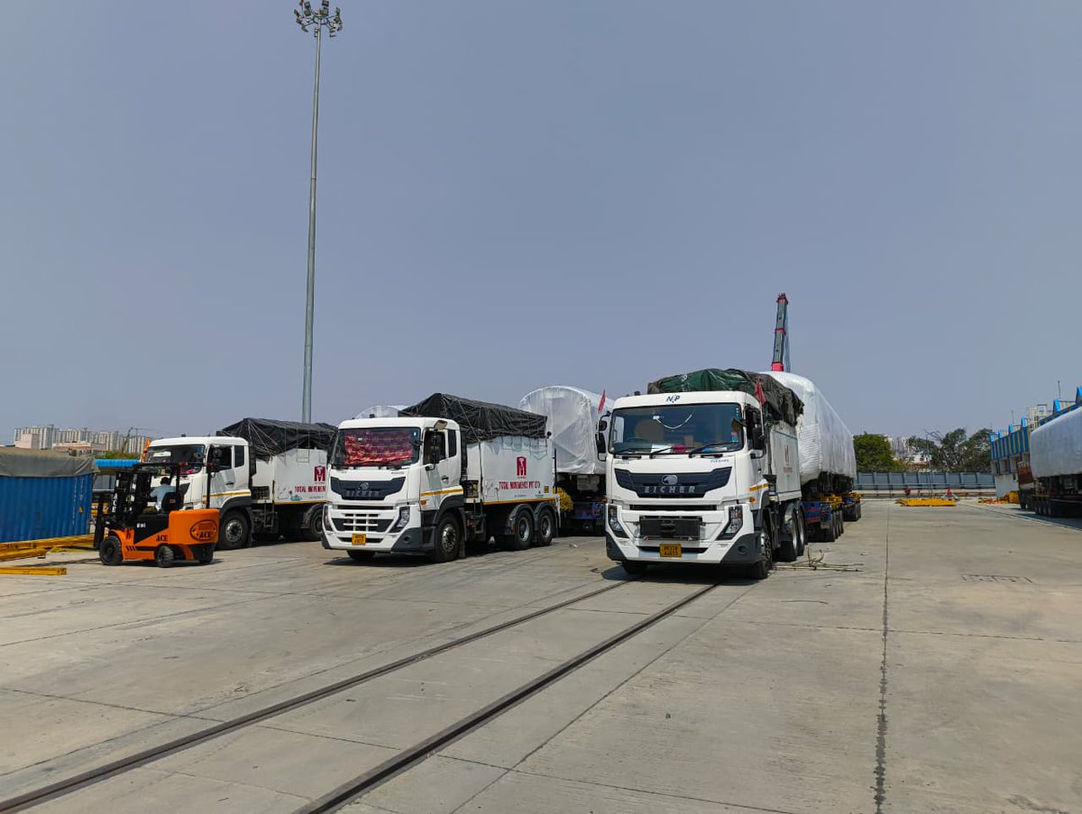 #YellowLine's 10th train is here!

All 6 coaches have been unloaded at the Hebbagodi depot.

After completion of coupling and gangway fitment, the train will be moved to the Inspection Bay Line.

The train should enter passenger service by mid-May.

<a href="/WF_Watcher/">Bangalore Metro Updates</a> <a href="/blrmetrotracker/">BLR Metro Tracker</a>